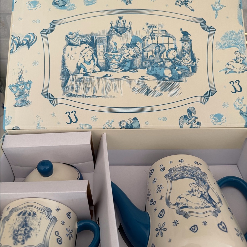 Disneyland CLUB 33 EXCLUSIVE Alice and Wonderland tea set